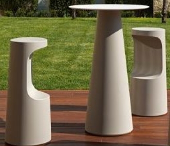 Tavolino alto Fura Usato, il complemento di Design ideale per interni ed esterni