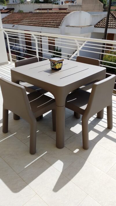 Tavolo e sedie usate Simple di Plust Design