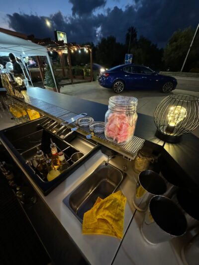 Bancone bar modulare smontabile con cocktail station personalizzata