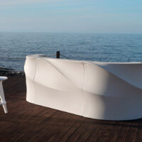 Bancone da bar con linee eleganti e morbide