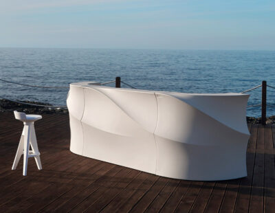 Bancone da bar con linee eleganti e morbide