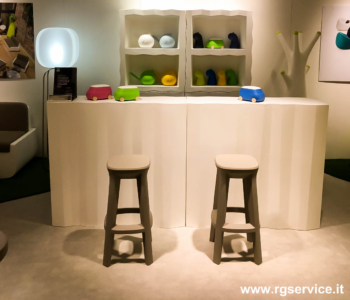Bancone Bar Reception Desk Luminoso Usato Frozen di Plust, Design e Luci Sostenibili per i tuoi Spazi
